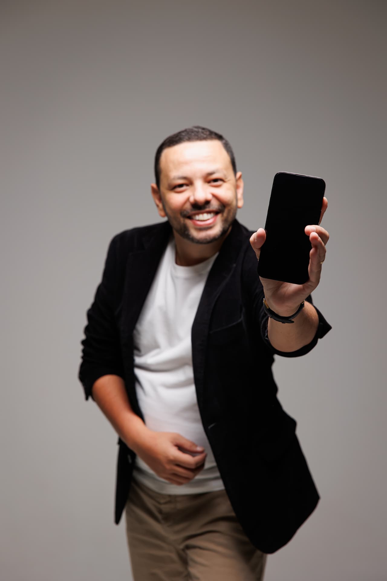 Pr. Sodré mostrando o portal no celular
